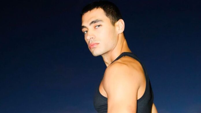 giuseppe-futia-videos-pareja-actor-gay-italiano-la-dulce-villa-sexualidad-novio-fotos Giuseppe Futia videos y fotos del actor de la dulce villa gay sexualidad pareja novio tank top negra