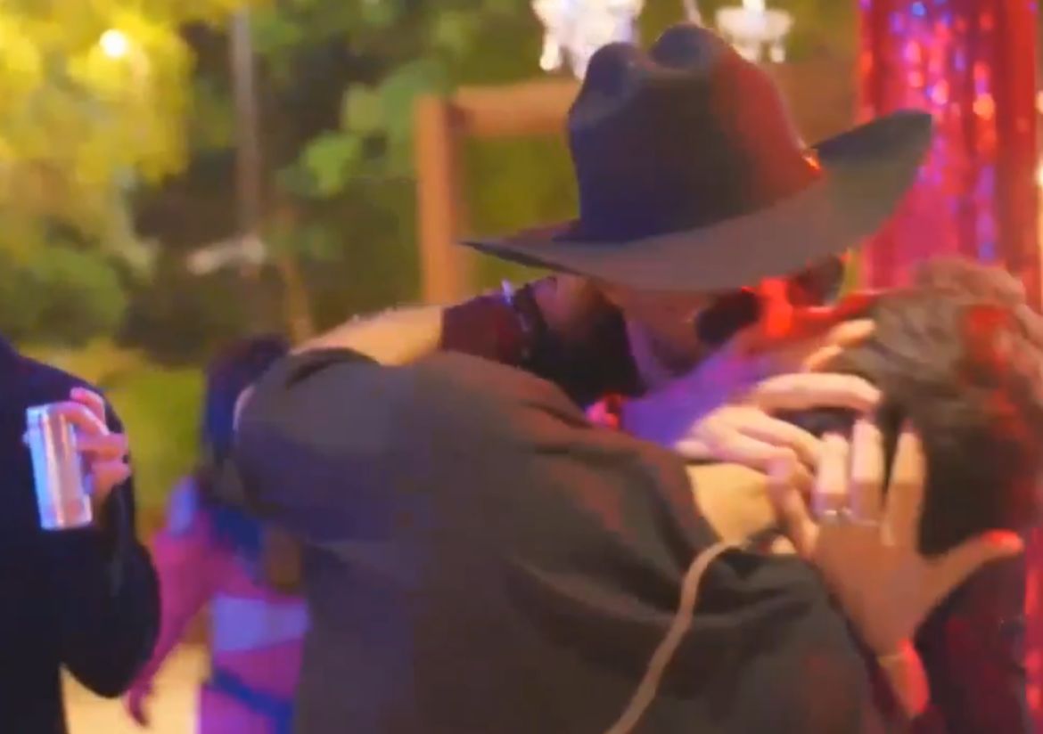 Beso gay irvin villatoro y La jose