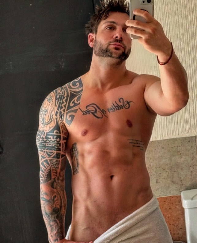 Nicola Porcella en toalla