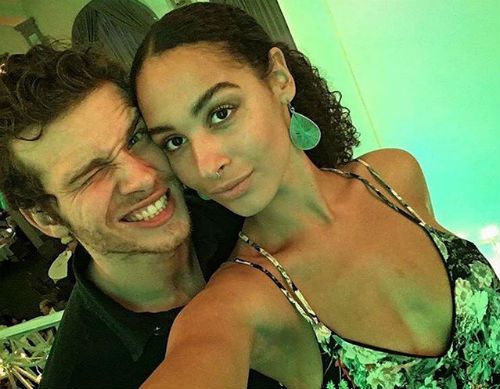 Oliver Stark y Hannah Gottesman pareja novia