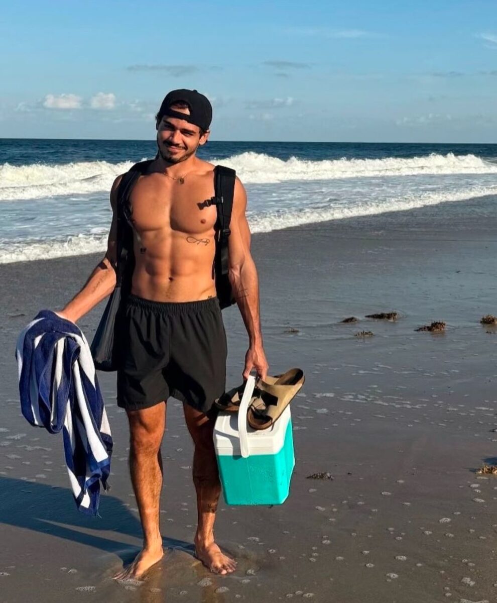 Ashton Summers actor gay traje de baño