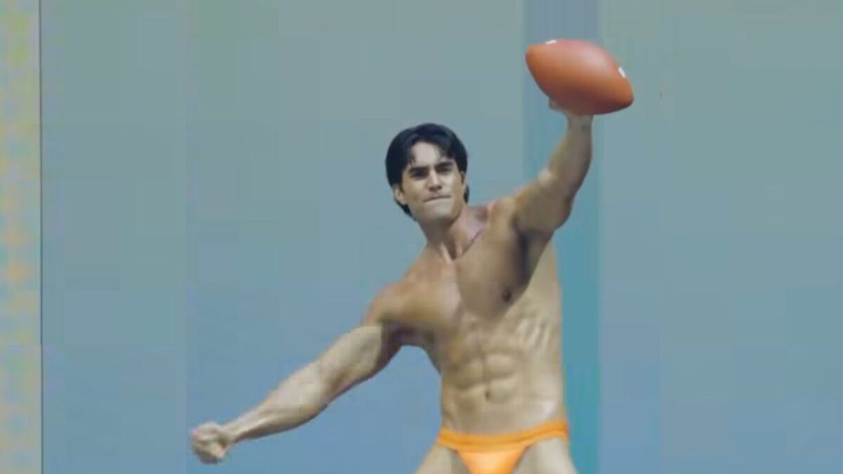 Kirk Bondad en tanga naranja en pasarela bench body of work