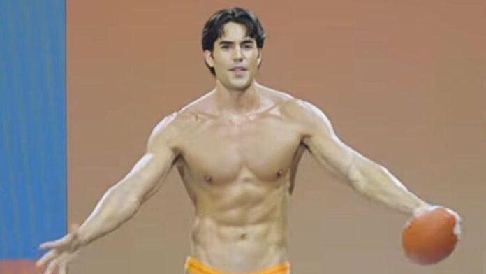 Kirk Bondad fotos videos modelo biografía body of work en tanga