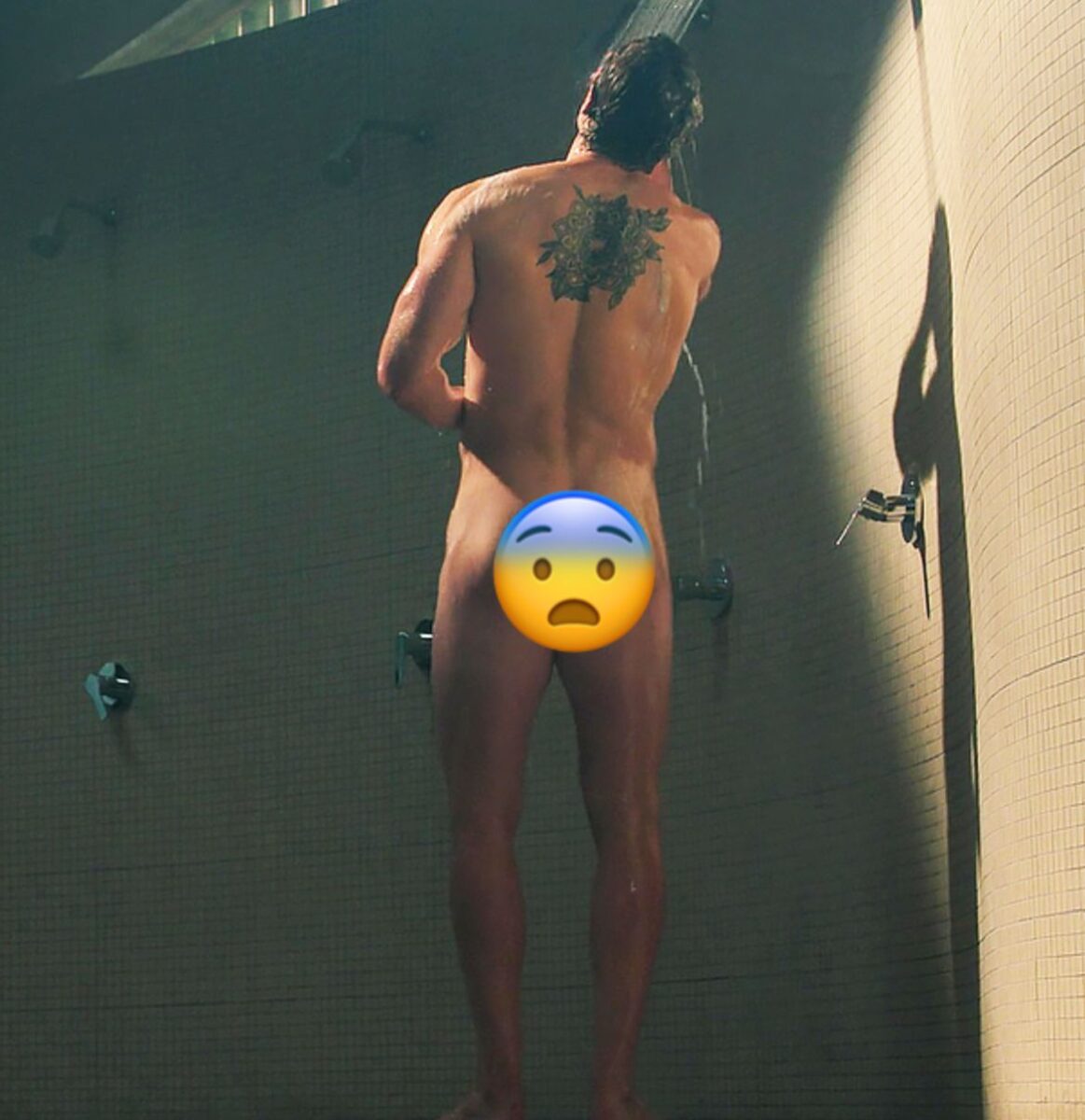 Agustín Della Corte en ducha sin ropa en Olympo