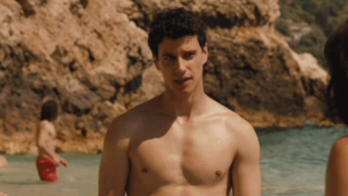 Adam DiMarco actor serie gay overcompensating personajes sexualidad pareja desnudo sin ropa