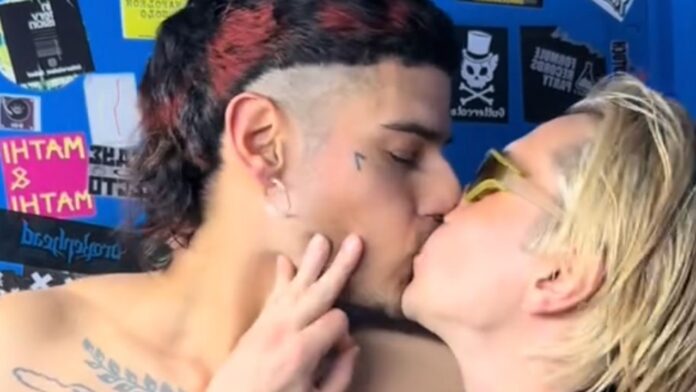 Catriel y paco amoroso ca7riel pareja gay relación besos beso novios novia