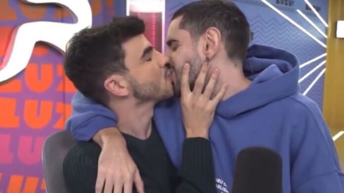 Santi Talledo y Fede Popgold fotos videos beso gay quiénes son parejas