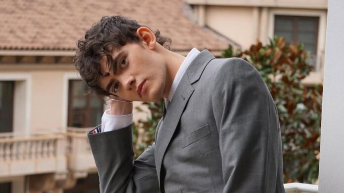 Joe Locke es Charlie Spring personaje gay de Heartstopper pareja biografía agatha all along marvel 2025 novio