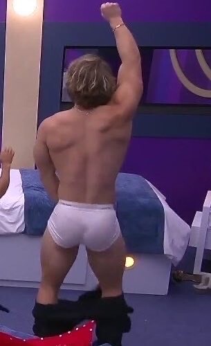 Aldo De Nigris en ropa interior blanca de espaldas