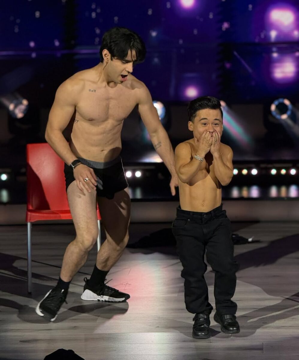 Aarón Mercury en ropa interior con Abelito