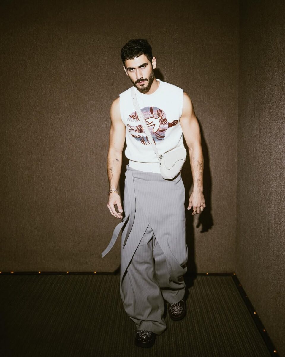 Alejandro Speitzer en tank top blanca actores mexicanos con personajes gay lgbt