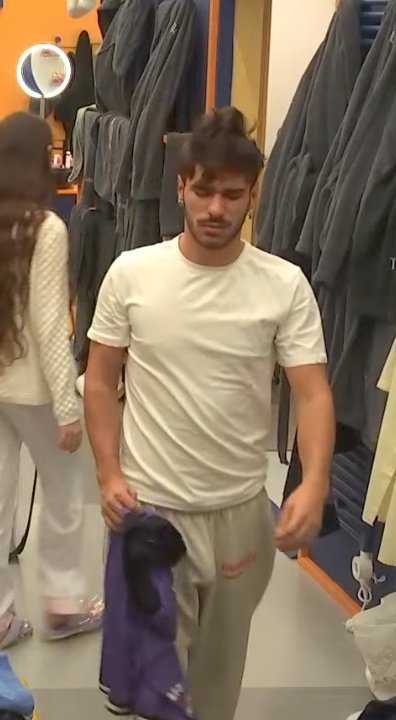 Guillo Rist participante de OT operación triunfo 2025 bulto pantanlones pants gris